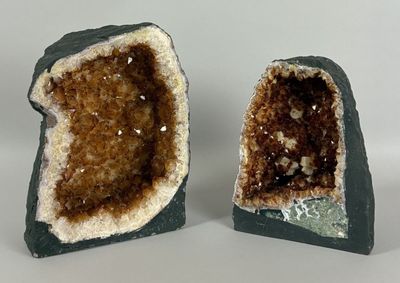 deux morceaux de géoglyite sur une surface blanche, sur fond blanc