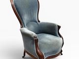 une vieille chaise dont l'assise est recouverte d'un tissu bleu