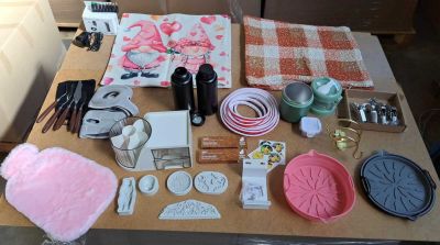 une table sur laquelle se trouvent de nombreux objets