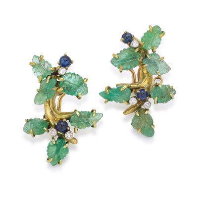 une photo d'une paire de boucles d'oreilles en émeraude et saphir