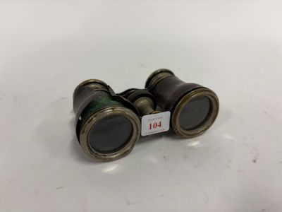 une paire de jumelles posée sur une surface blanche