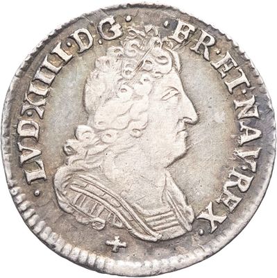 Gros plan sur une pièce d'argent ornée d'une couronne