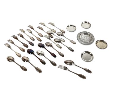many spoons and spoon spoons that are on the table