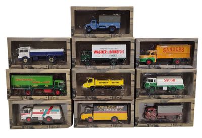 six modèles différents de camions miniatures dans une boîte en bois