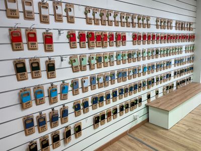 un mur entier recouvert de téléphones portables exposés dans un magasin