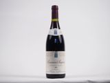 une bouteille de vin posée sur une table