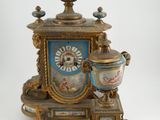 une horloge bleue et dorée posée sur une table