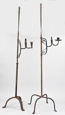 paire de candélabres anciens en fer avec bougeoirs sur socles