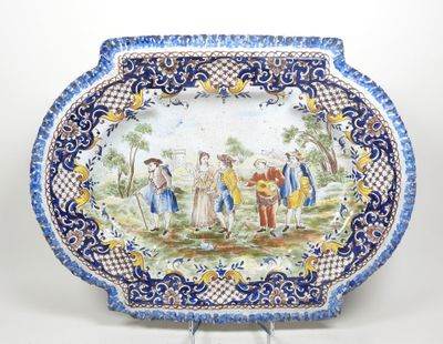 une image représentant une assiette bleue et blanche ornée d'une peinture
