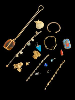 un assortiment de bijoux comprenant un collier, des boucles d'oreilles et un porte-clés