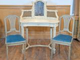 deux chaises et une table sur laquelle est posé un miroir