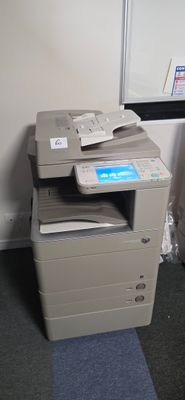 une imprimante posée sur un bureau