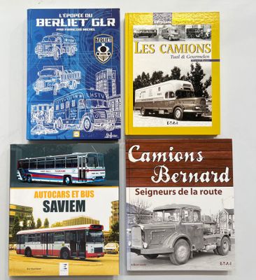 trois livres posés sur une table, avec un bus et un autre bus en arrière-plan