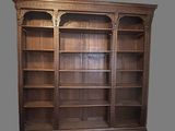 une photo d'une bibliothèque en bois comportant de nombreuses étagères