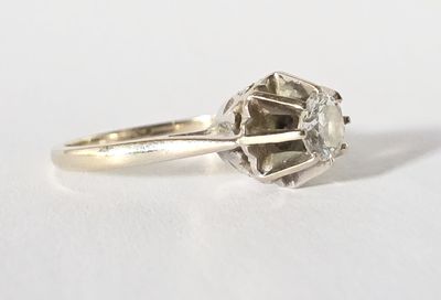 gros plan d'une bague en diamant sur une surface blanche