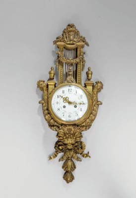 une horloge en or accrochée au mur d'une pièce
