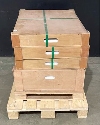 une pile de quatre caisses en bois posées sur une palette