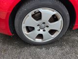 une voiture rouge garée sur le parking