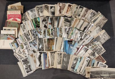 beaucoup de vieilles cartes postales sur la table