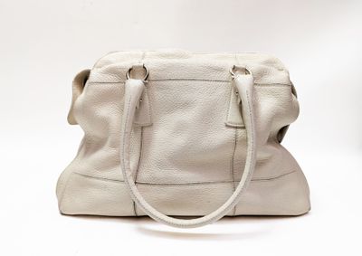le grand sac blanc est posé sur la surface blanche