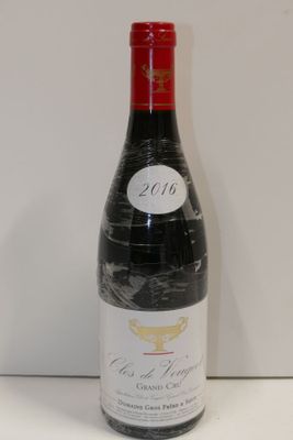 une bouteille de vin posée sur une table