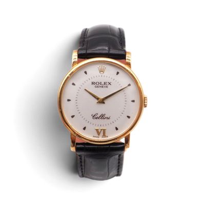 gros plan d'une montre sur une surface blanche