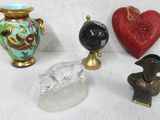 trois vases et un oiseau posés sur une table
