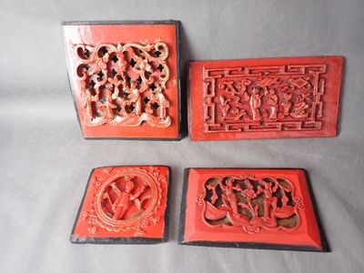 quatre carreaux rouges et noirs ornés de motifs sculptés