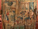 une grande tapisserie accrochée au mur d'une pièce