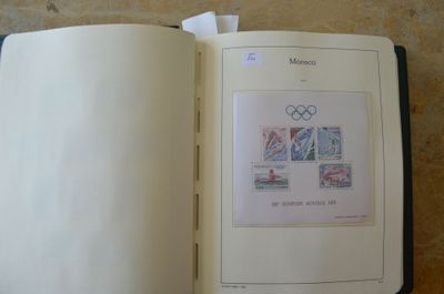 un livre ouvert sur lequel figure une image des Jeux Olympiques