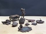 un grand nombre de petites figurines qui se trouvent sur une table