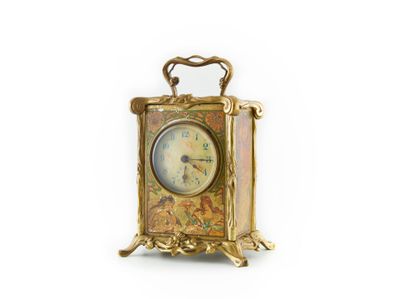 une petite horloge posée sur une table