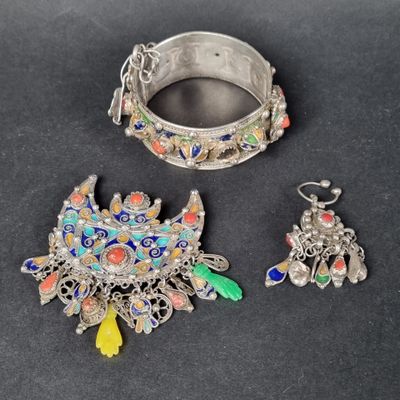 trois bijoux en argent, à savoir un bracelet, une bague et une boucle d'oreille