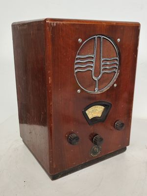 une radio à l'ancienne posée sur une table blanche