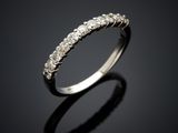 une bague en or blanc sertie de cinq diamants sur fond noir