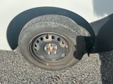 un pneu crevé sur le côté d'une camionnette blanche