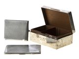 une petite boîte en métal munie d'un couvercle en métal et une boîte en métal munie d'un couvercle en métal