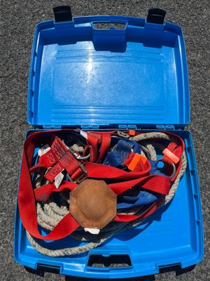 une boîte bleue remplie d'objets divers, posée par terre