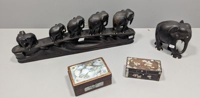 de nombreuses petites statuettes d'éléphants posées sur une table