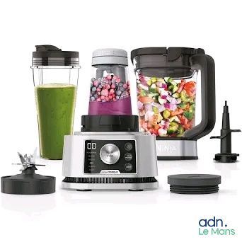 un mixeur avec un mixeur et un mixeur contenant un smoothie vert