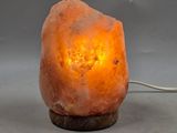 un gros plan d'une lampe en sel de l'Himalaya posée sur une table