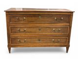 une commode en bois avec des poignées en laiton et un plateau en marbre