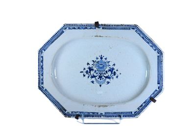 une assiette bleue et blanche sur un support sur fond blanc