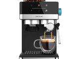 une machine à café sur laquelle est posée une tasse de café