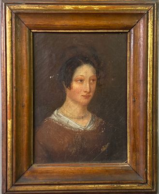 un tableau représentant une femme en robe marron, dans un cadre en bois