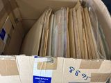 une boîte en carton contenant de nombreux dossiers
