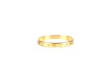 gros plan d'une bague en or sur une surface blanche