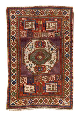 un tapis orné d'un motif représentant un oiseau