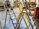 many ladders that are sitting in a room