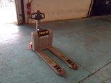 un chariot élévateur à fourche garé dans un garage